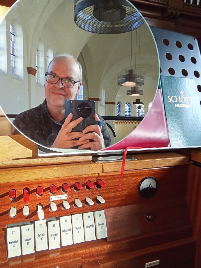 Thorsten Steinhoff grüßt mit einem Orgel-Selfie aus St. Eduard Berlin-Neukölln