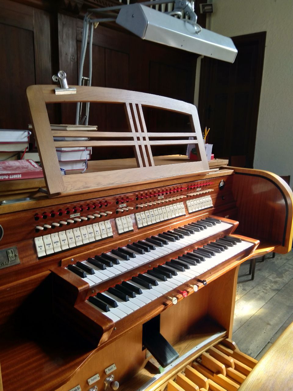 Spieltisch der Orgel in der St. Eduard-Kirche Neukölln. Foto: Thorsten Steinhoff, Berlin