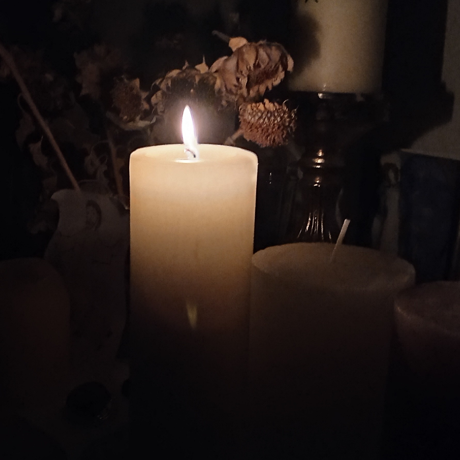 Eine brennende Advent-Kerze